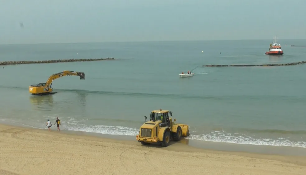La regeneración de Santa María da comienzo con la instalación de la tubería flotante.