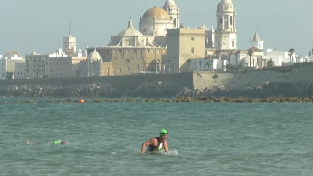 La travesía a nado Ciudad de Cádiz volverá a salir de la playa de la Caleta.