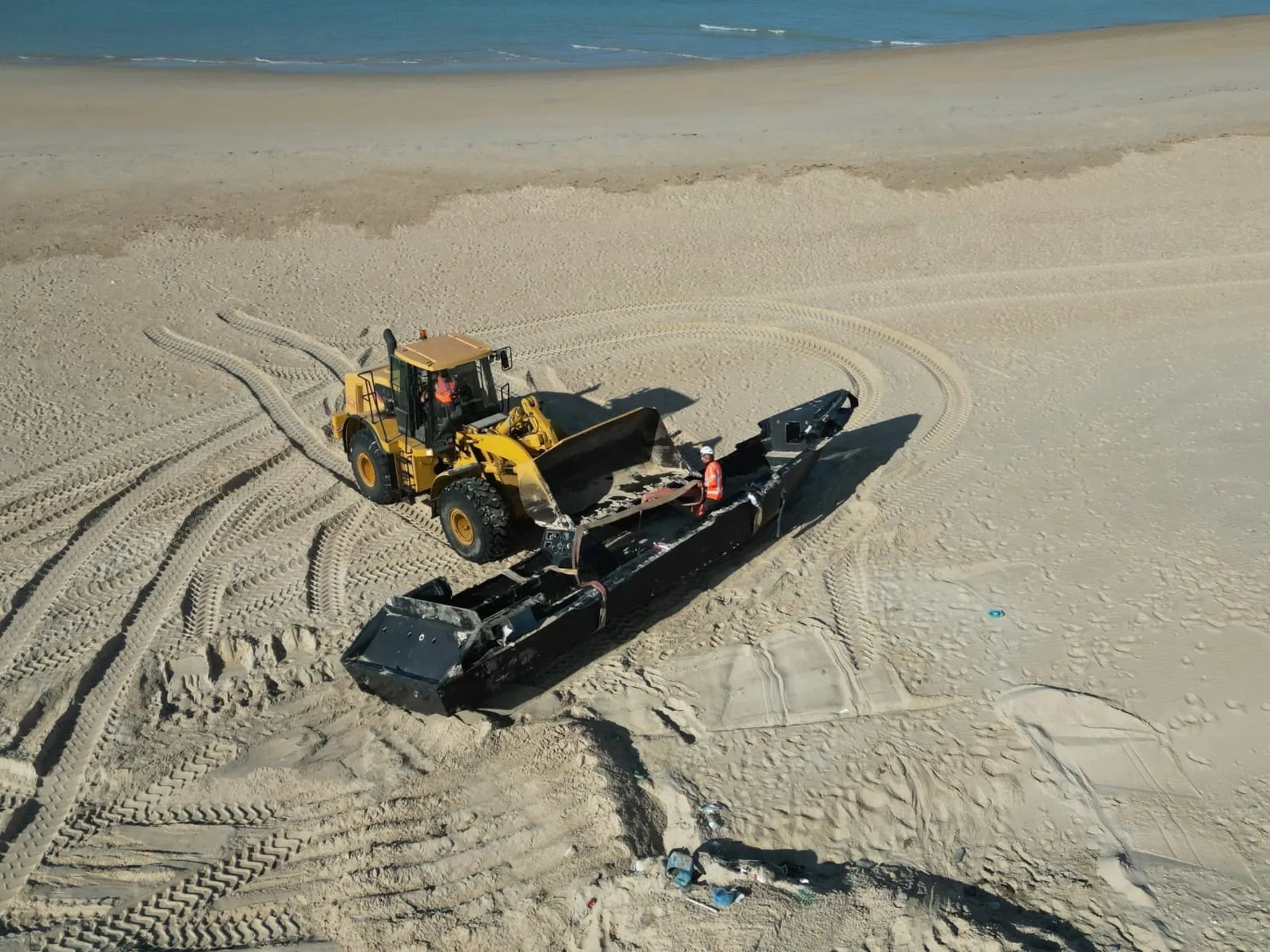 Momento de la maniobra de recogida de la embarcación en el litoral isleño