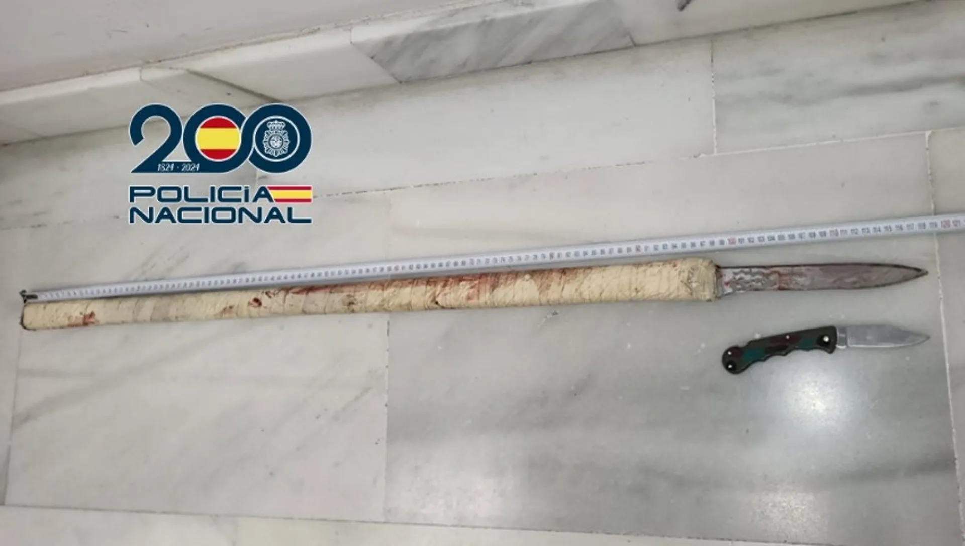 Armas supuestamente utilizadas por el arrestado por apuñalar a otro tras una pelea