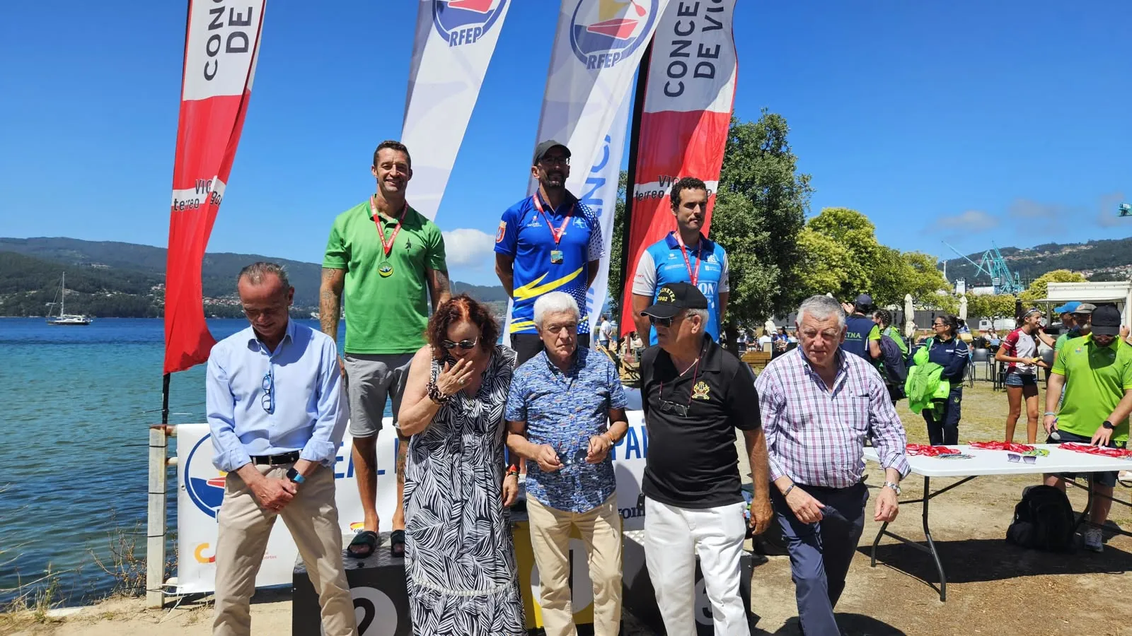  A la izquierda, Enrique Valenzuela tras recibir la medalla de plata en la prueba estrella de la competición.