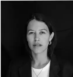 Torres es una poeta y novelista española cuya obra ha destacado tanto en la poesía contemporánea como en la narrativa.