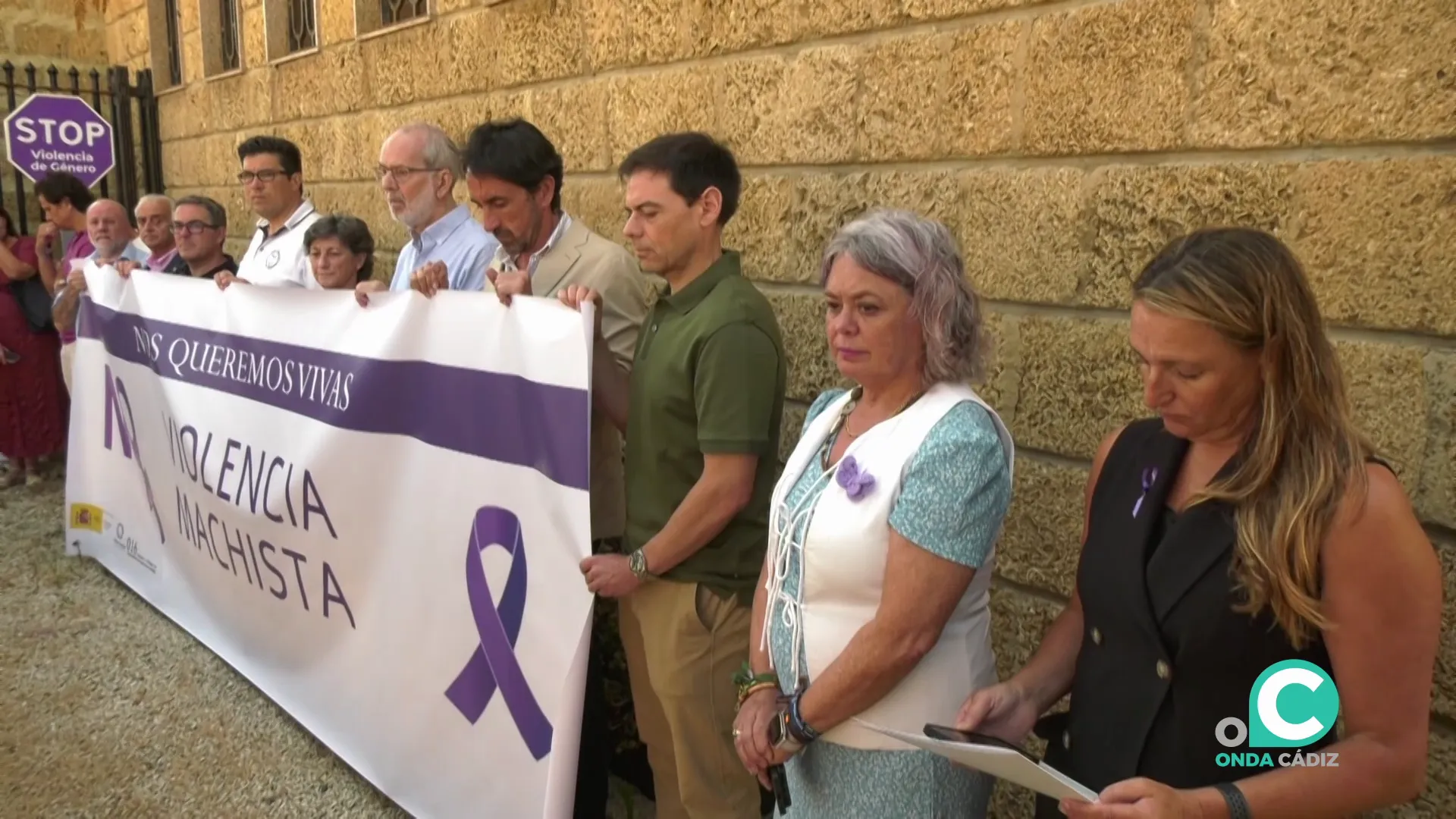 Un momento de la concentración de este lunes en la Subdelegación de Gobierno de Cádiz