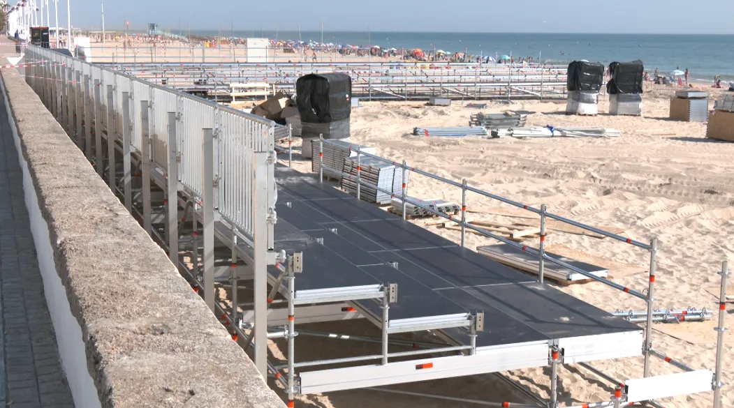 El Cádiz Arena se prepara para el comienzo de la competición en la playa Victoria.