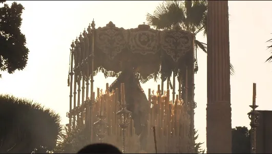 La archicofradía llevó la imagen hasta el convento de las Carmelitas Descalzadas en el día previo a su despedida de la ciudad