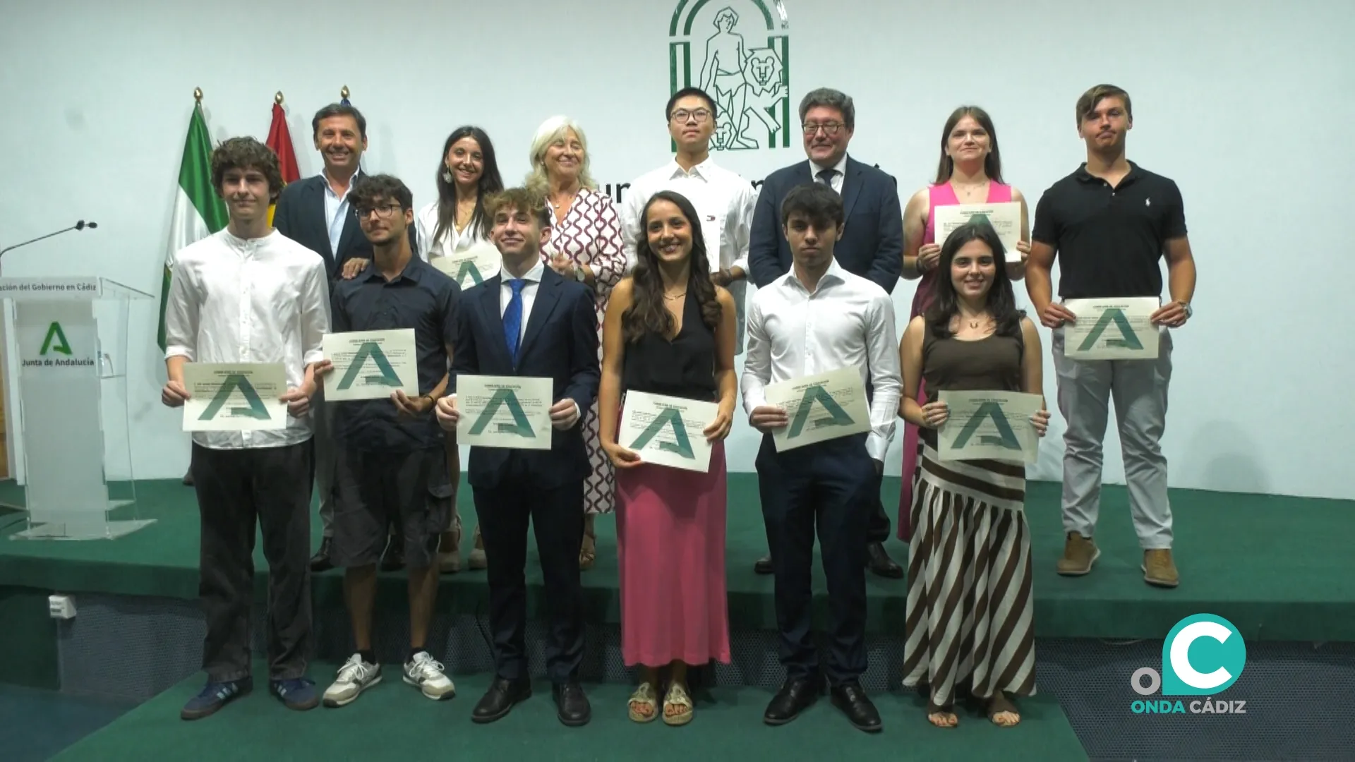 Foto de familia de los premiados.