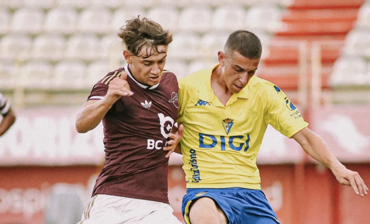 Arribas en una acción del encuentro ante un jugador del conjunto inglés (Foto: Cádiz CF)