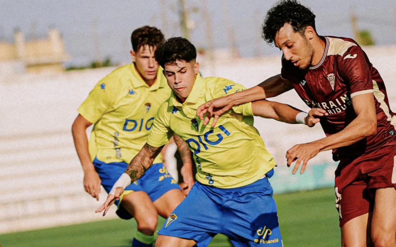 Antoñito Cordero en una acción del encuentro (Foto: Cádiz CF)