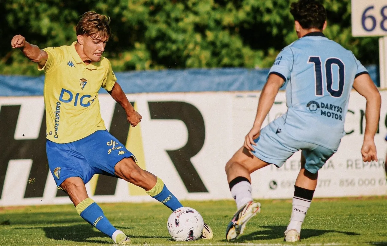 De la Rosa en una acción del encuentro (Foto: Cádiz CF)