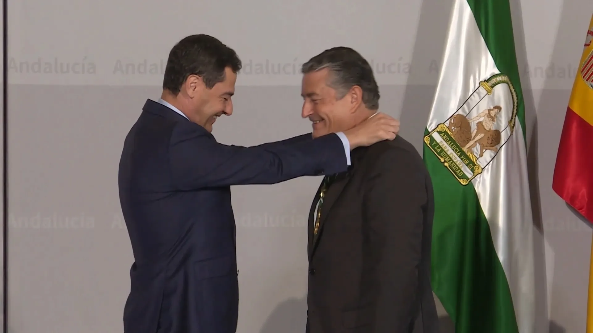 Juan Manuel Moreno Bonilla impone la medalla a Antonio Sanz