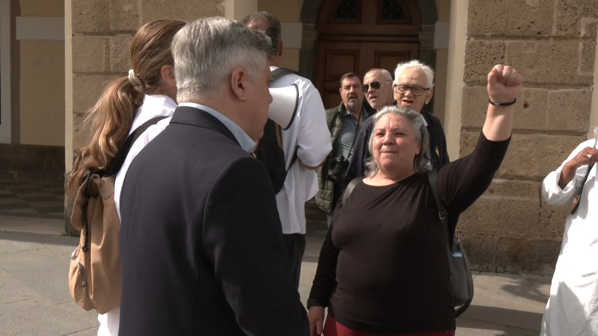 Una protesta de ayuda a domicilio a las puertas del Ayuntamiento de Cádiz.