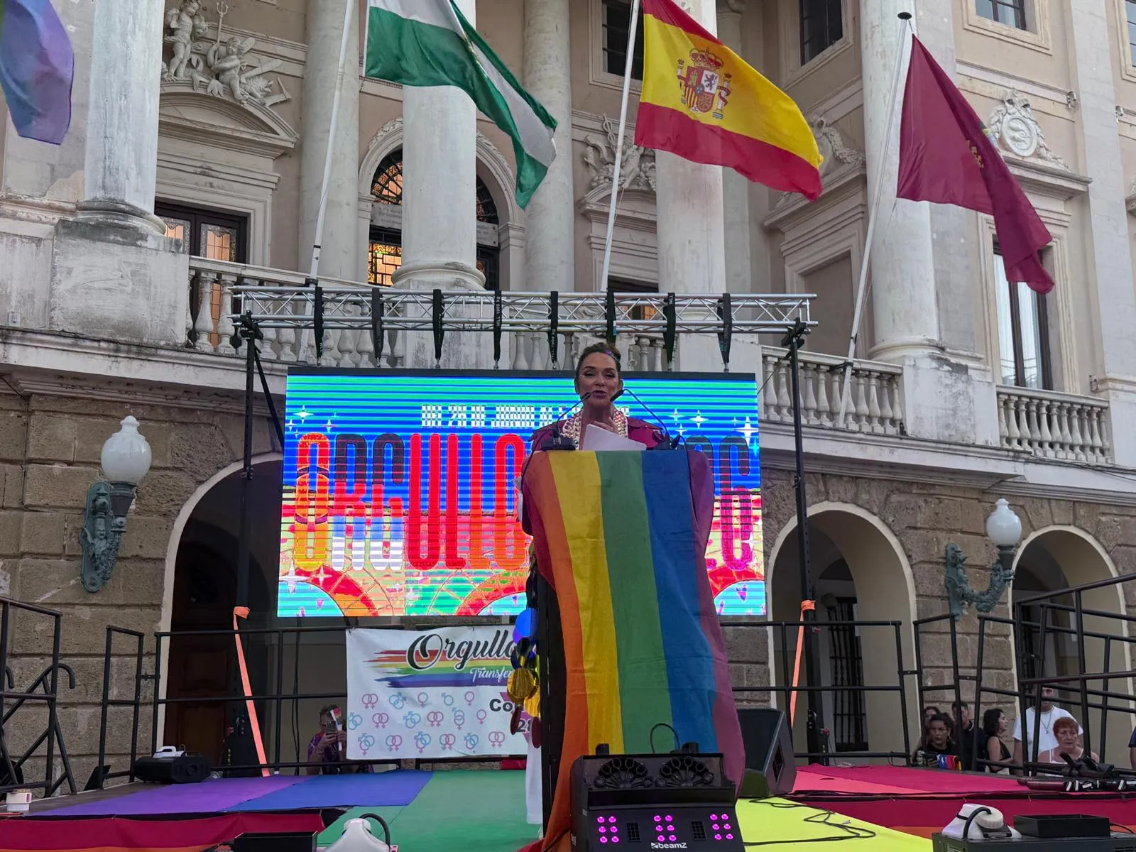 La pregonera resaltó el papel de Cádiz como ciudad abierta y libre, donde siempre se ha respetado a hombres y mujeres