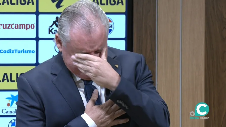 Manuel Vizcaíno emocionado en el momento de su despedida