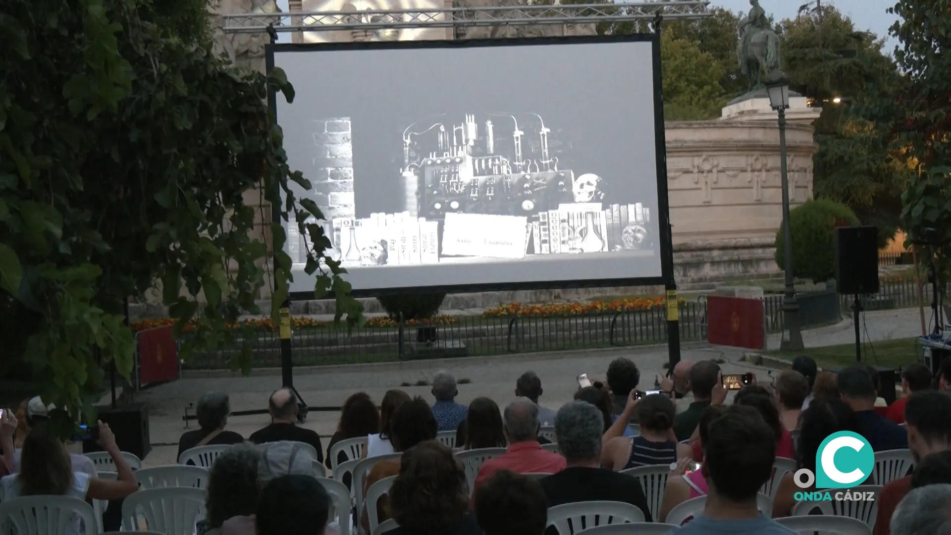 La Plaza de España ha sido escenario de la primera proyección del ciclo "Clásicos al aire libre".
