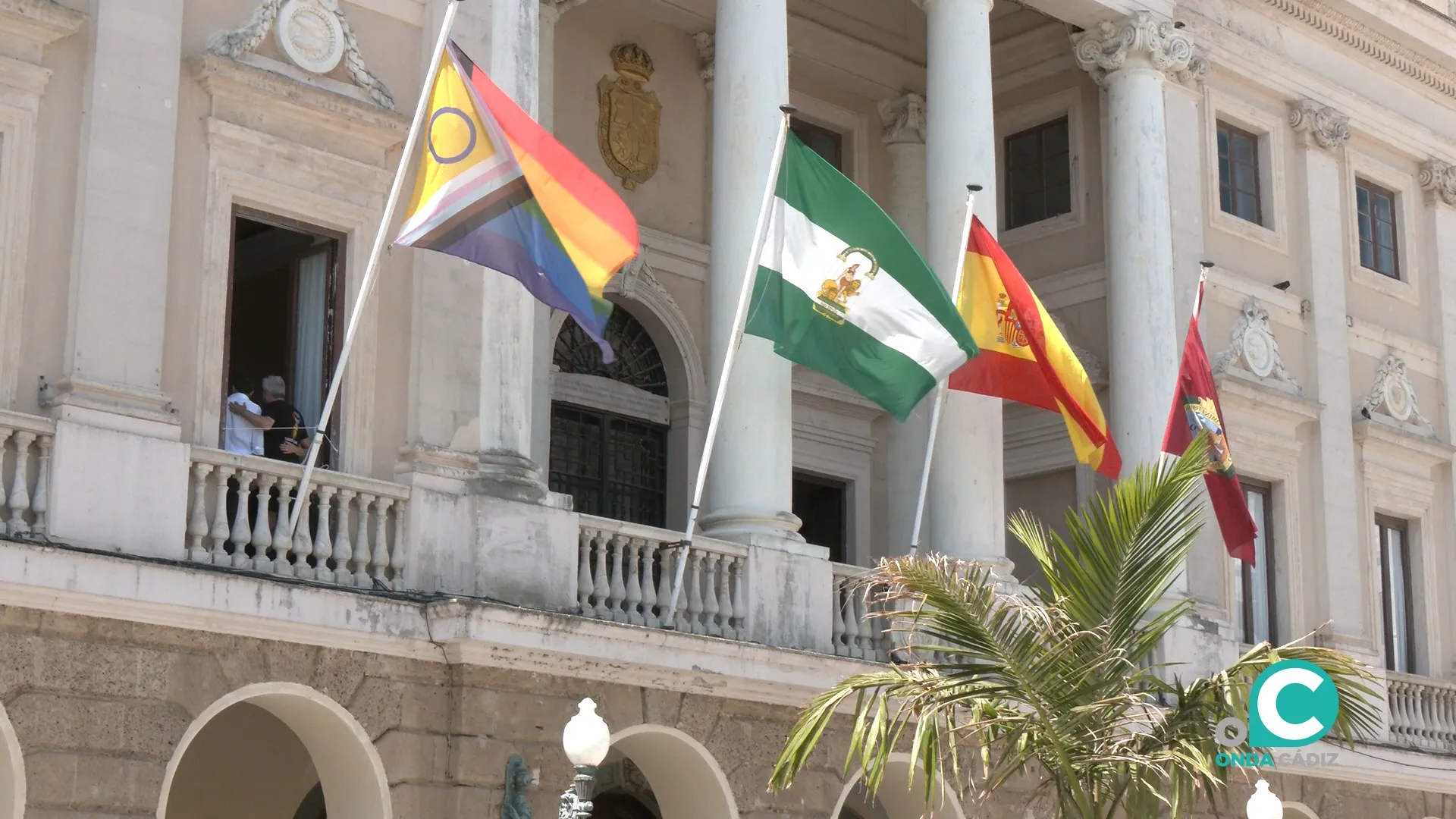 Momento del izado de la bandera lgtbi inclusiva en la fachada consistorial. 