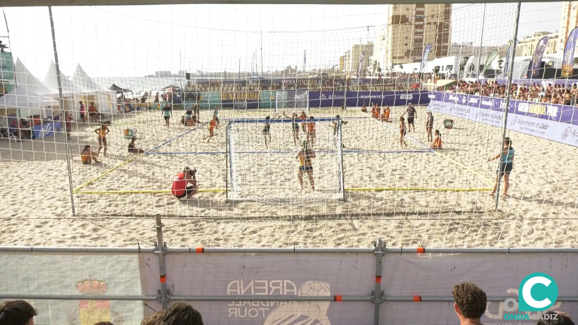 Partidos de balonmano playa en la Victoria, este sábado. 