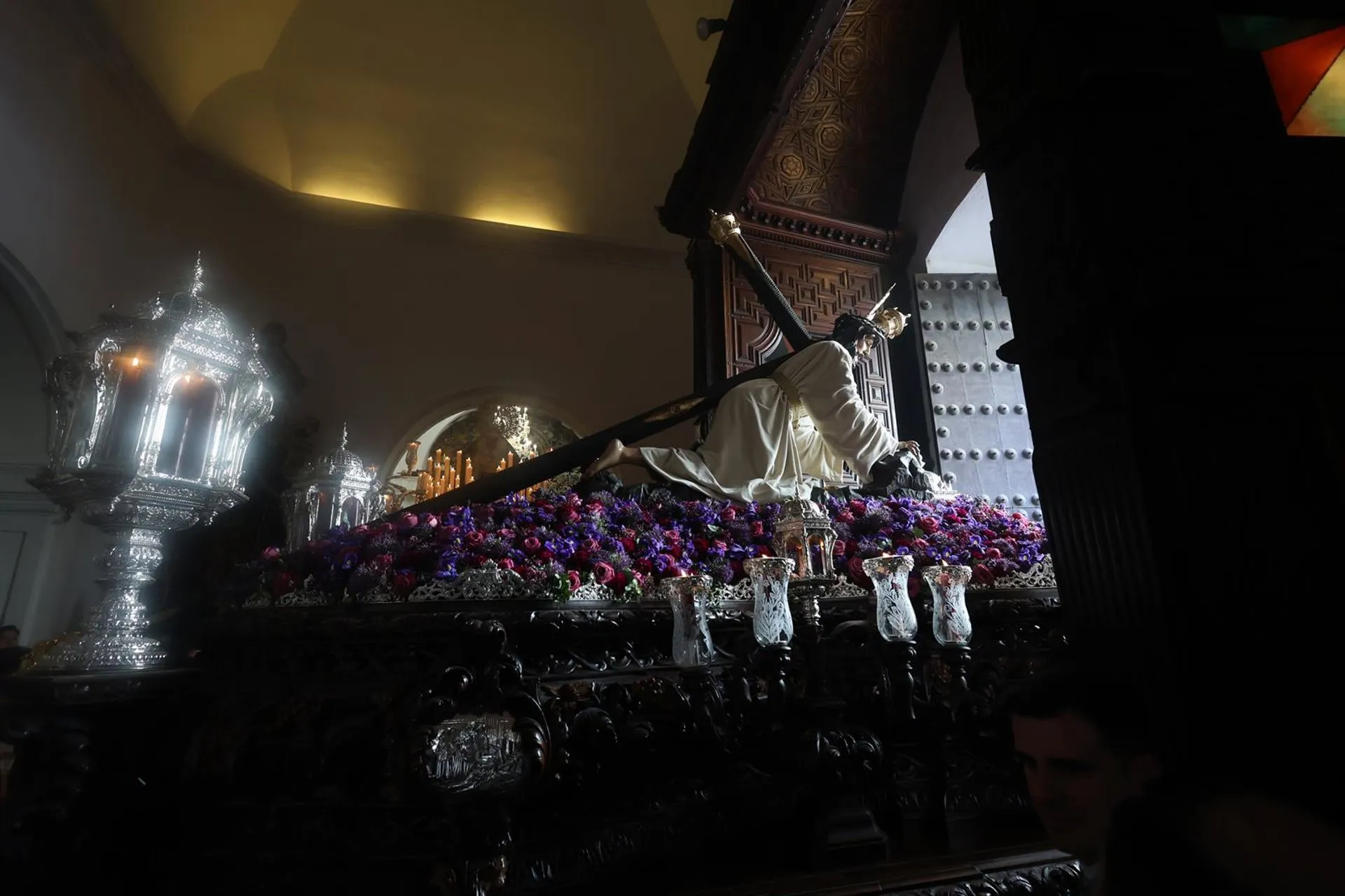 Salida de la imagen de la Hermandad de Jesús Caído en la tarde del Martes Santo de 2026