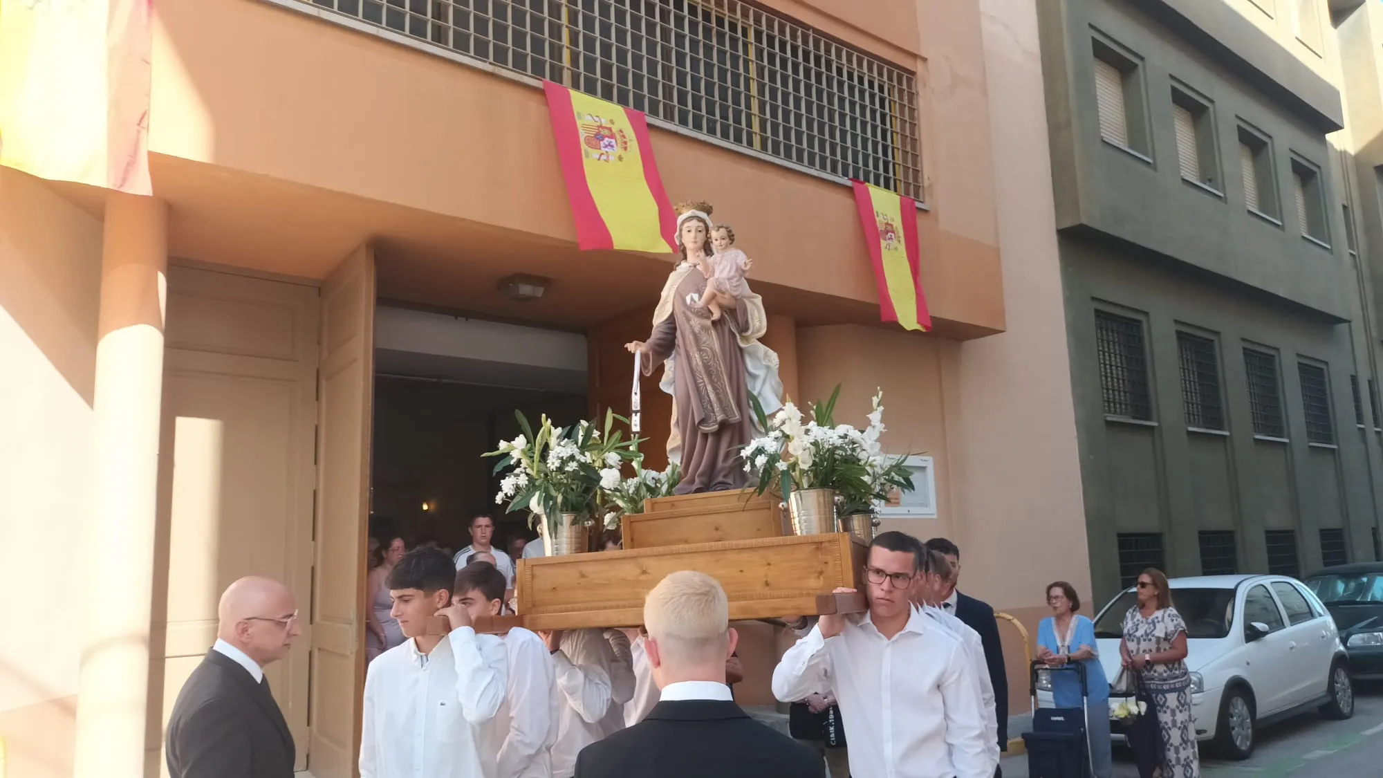 La imagen saliendo de la iglesia de Lourden esta mañana