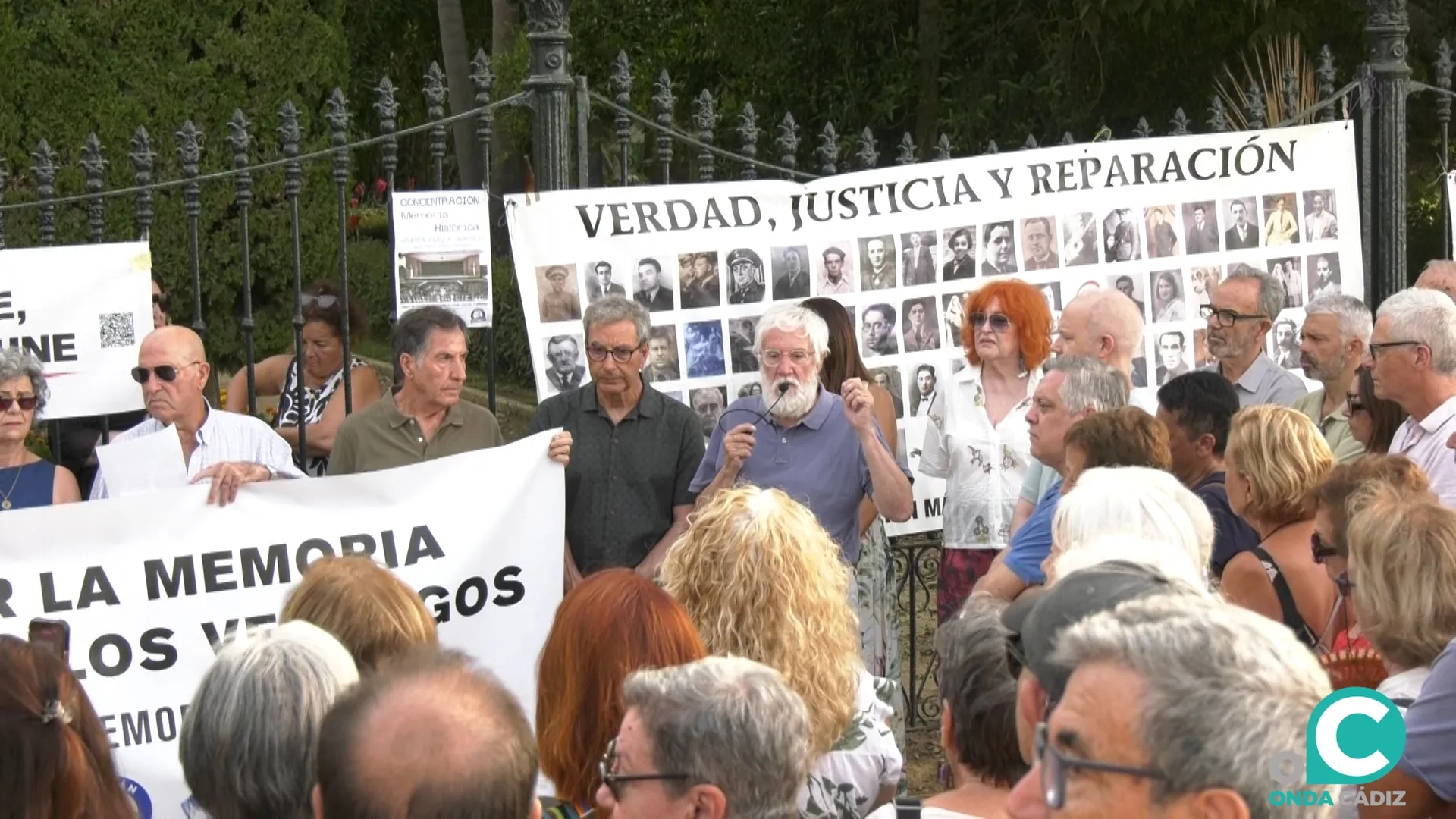 Concentración convocada por la Asociación para la Recuperación y Divulgación de la Memoria Histórica en Cádiz.