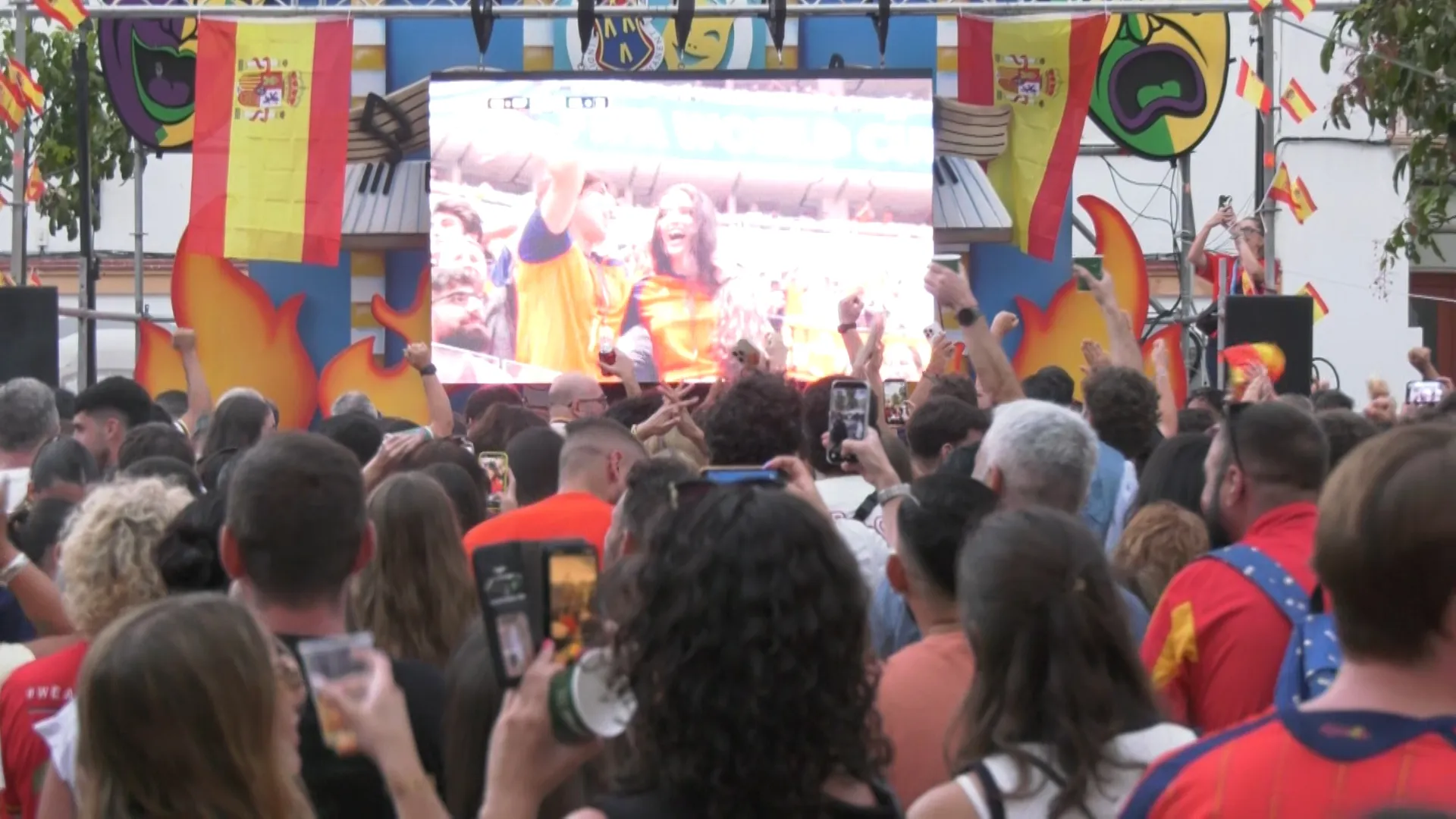 Cientos de aficionados siguiendo el partido de España.