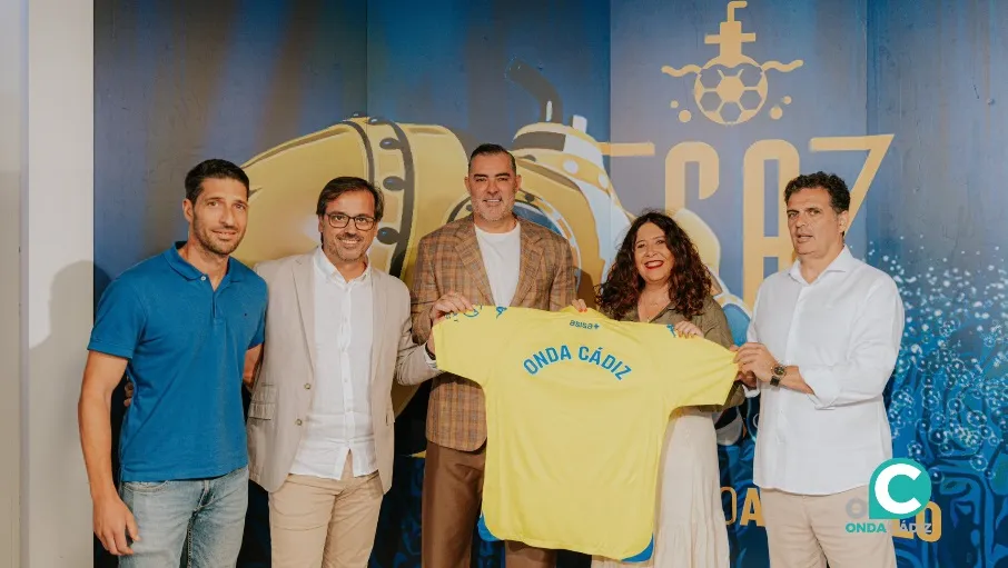 El club ha obsequiado a la emisora con la nueva camiseta oficial (Foto: Cádiz CF)