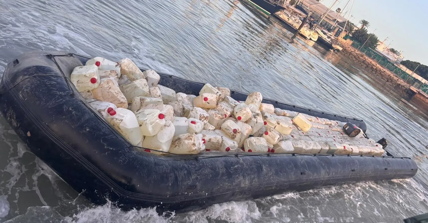 Embarcación con 370 garrafas de gasolina intervenido en la desembocadura del río Guadalete