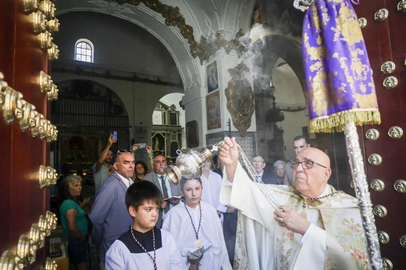 Momento de la bendición de la puerta principal de Santa María
