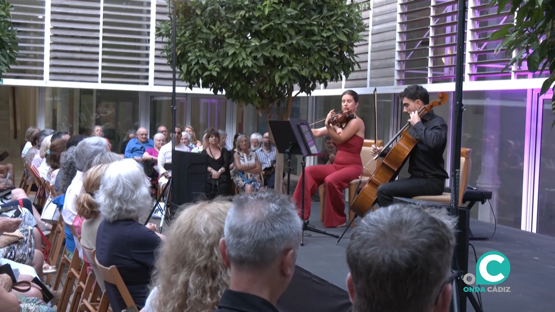 La violinista María Rodríguez y el violonchelista Jorge Gresa ofrecieron concierto en ECCO. 