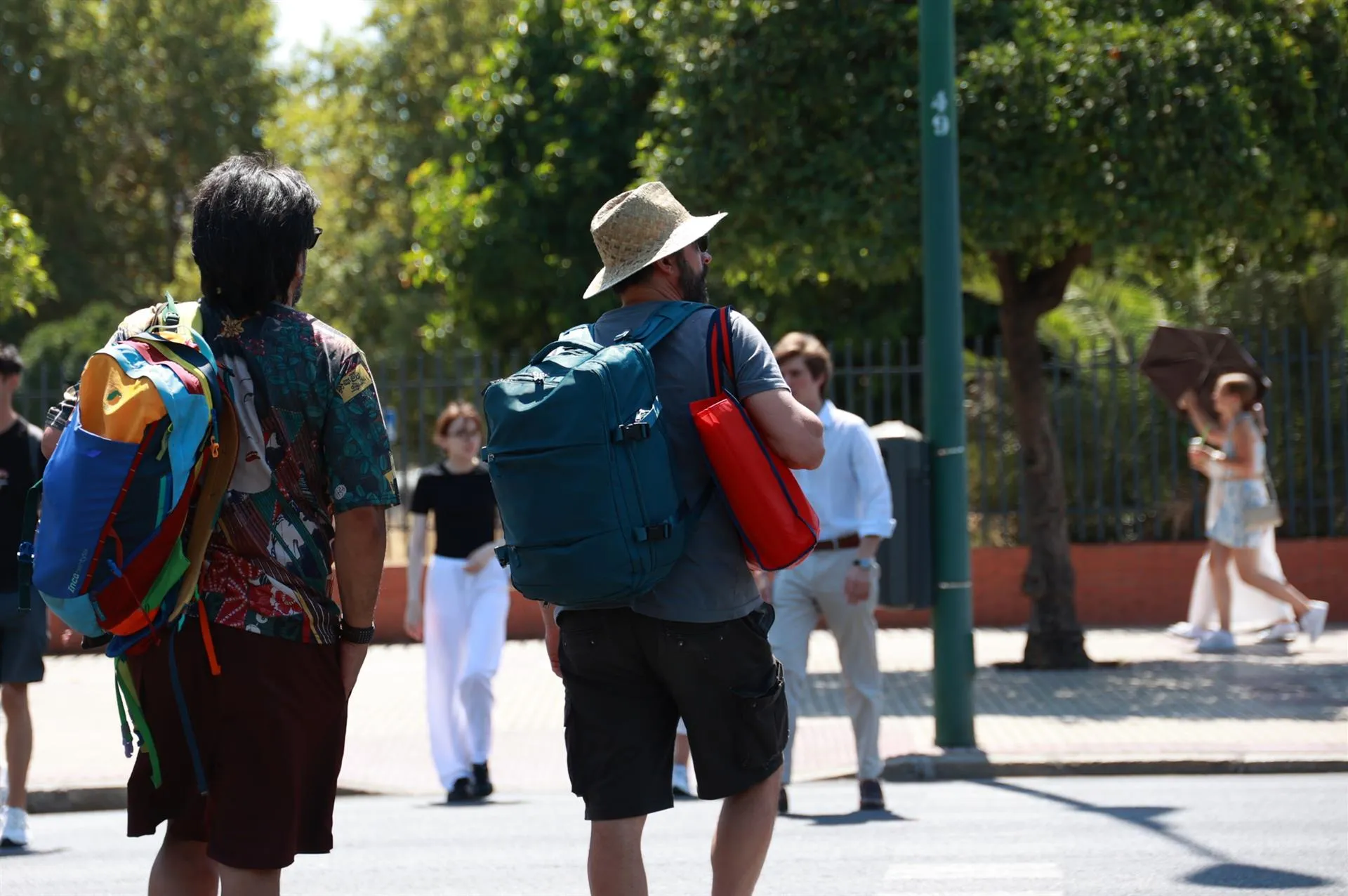 Varias personas se protegen del sol con sombreros en un imagen de archivo