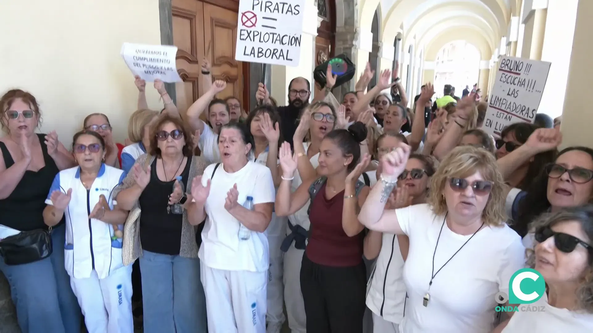 Protesta de limpiadoras de dependencias municipales