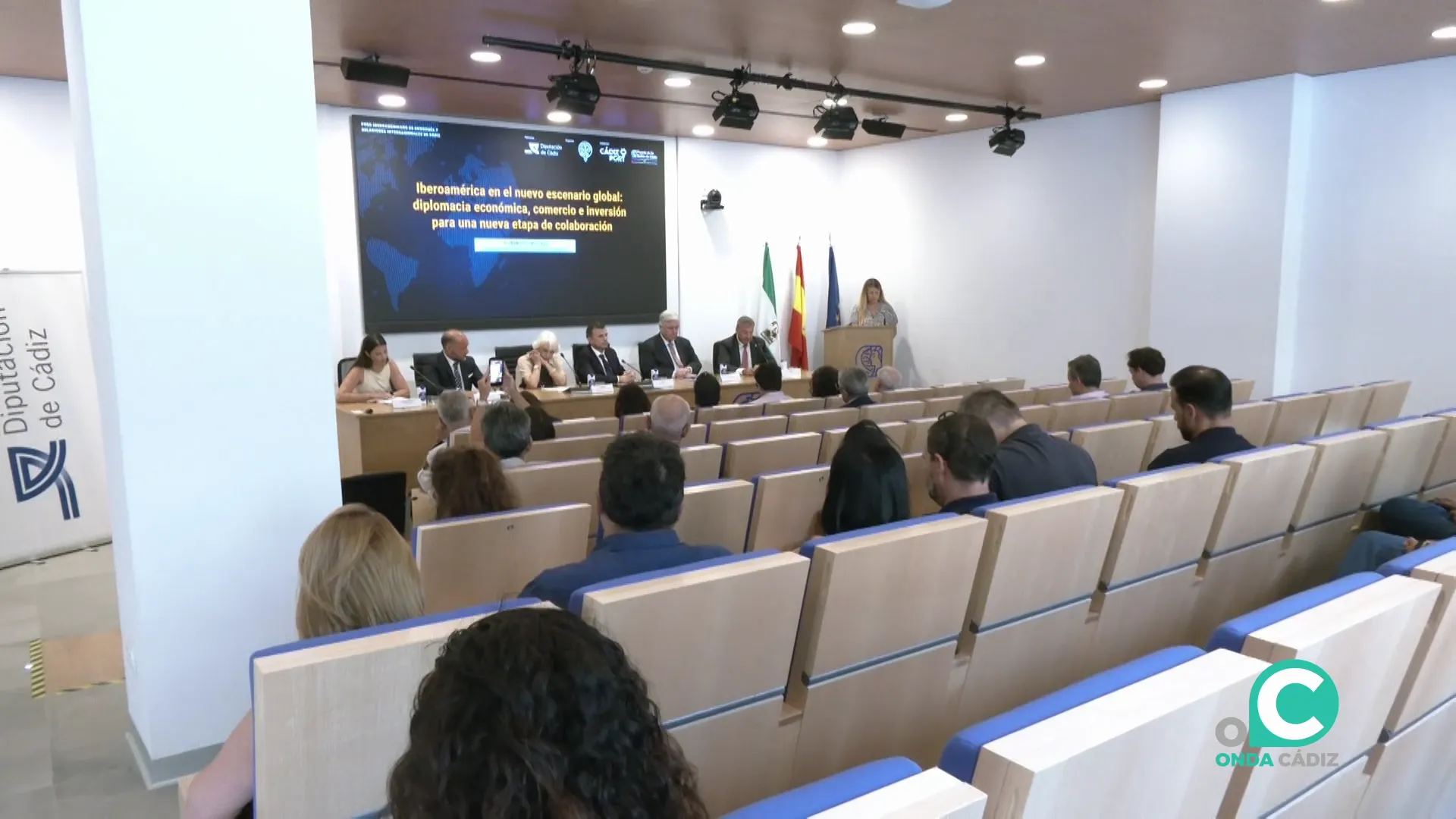 Autoridades e invitados en la mesa que presidió el acto