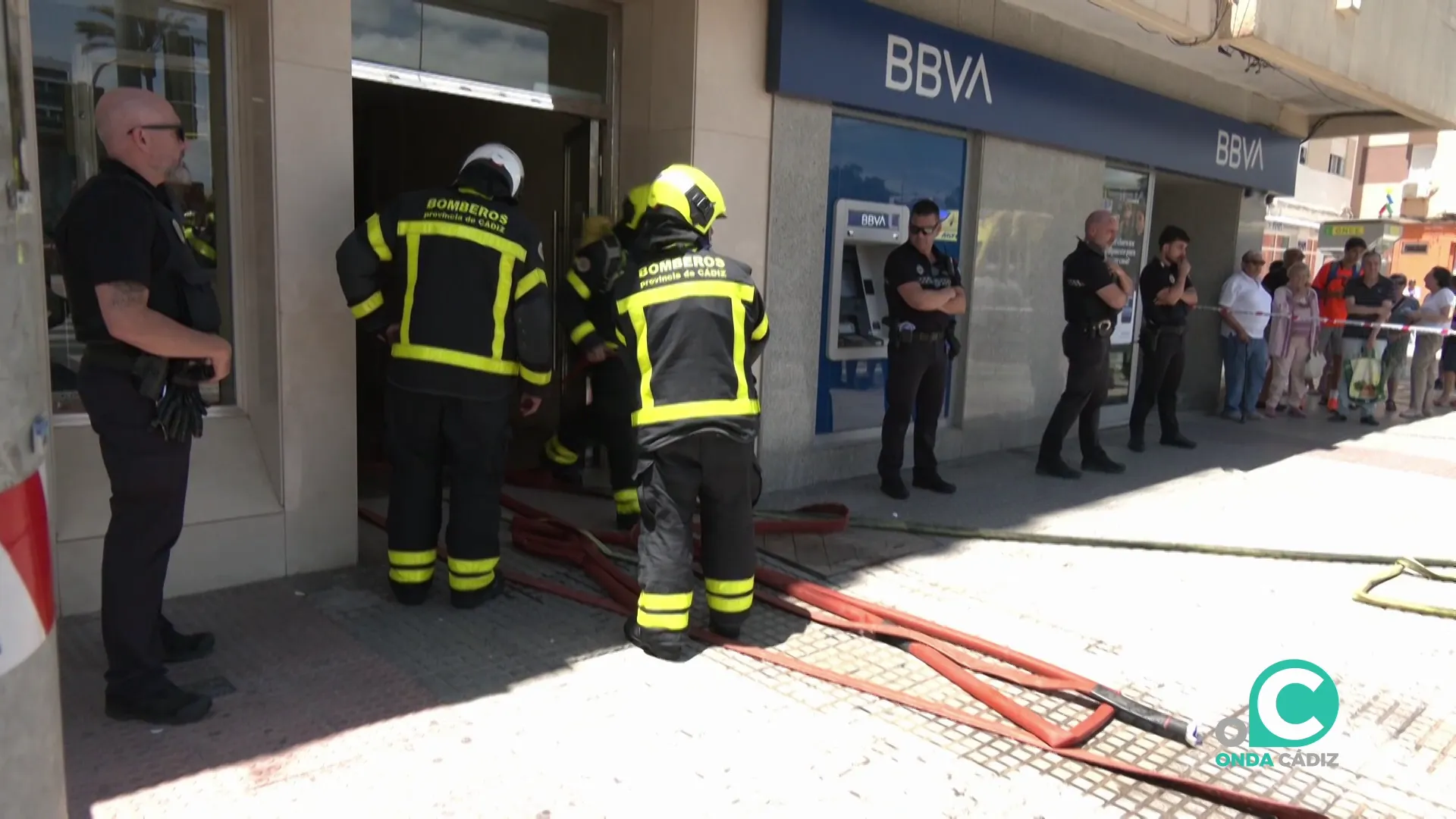 Bomberos en el portal de entrada del bloque donde se produjeron los hechos
