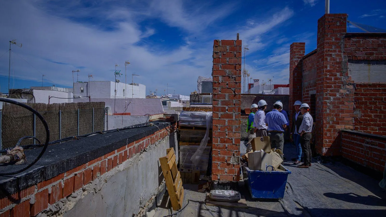 El alcalde y su equipo durante la visita a las obras de la calle Soledad. 