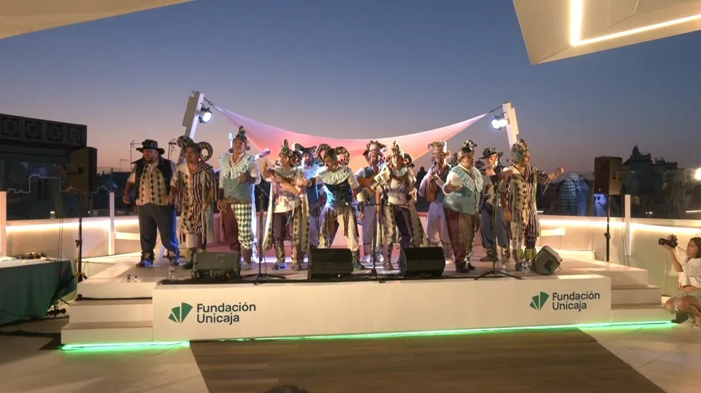 Unicaja hace sonar las coplas del Carnaval de Cádiz en su terraza.