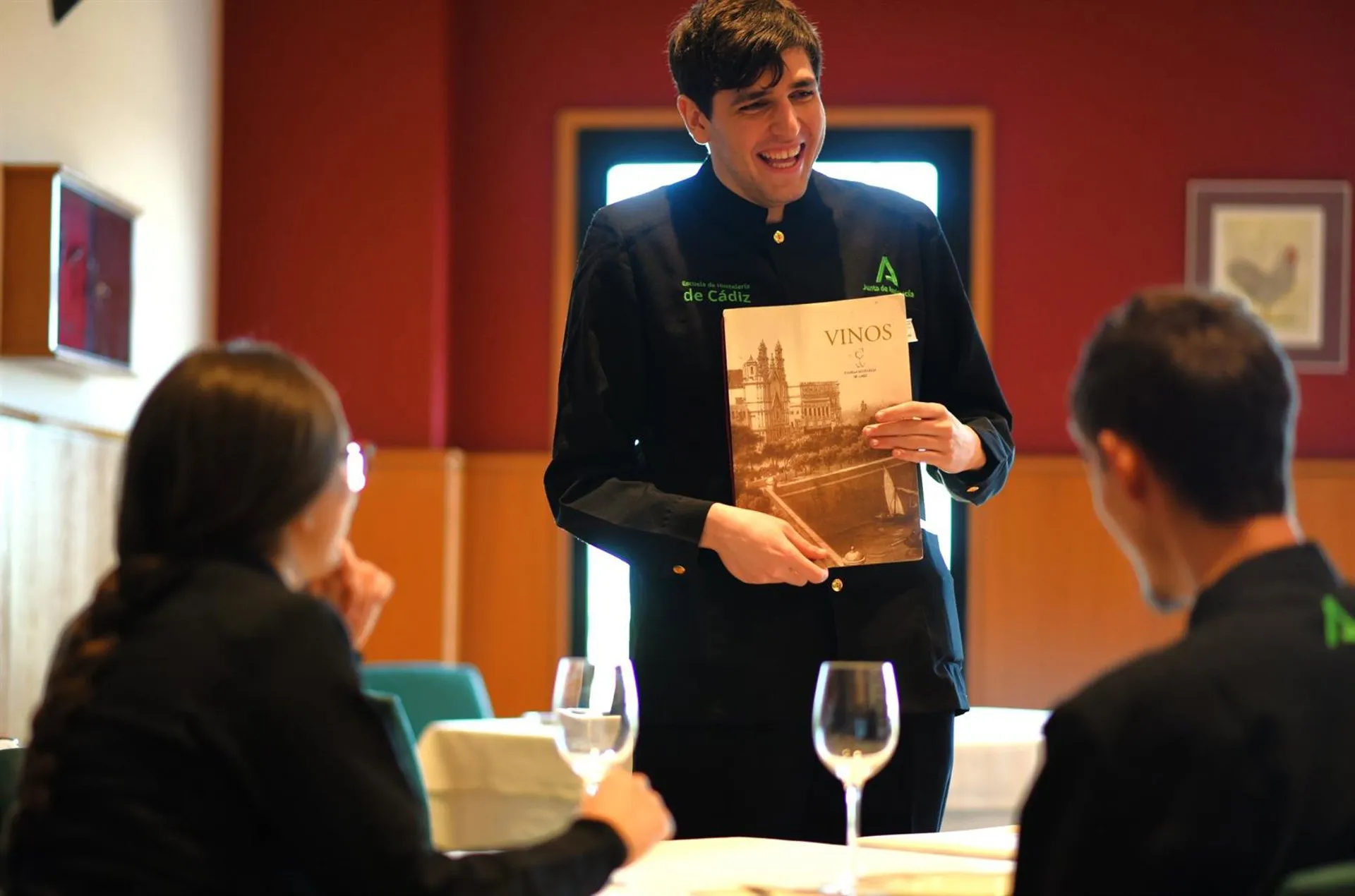 La Escuela de Hostelería de la Junta de Andalucía aún oferta plazas para la formación de sala.