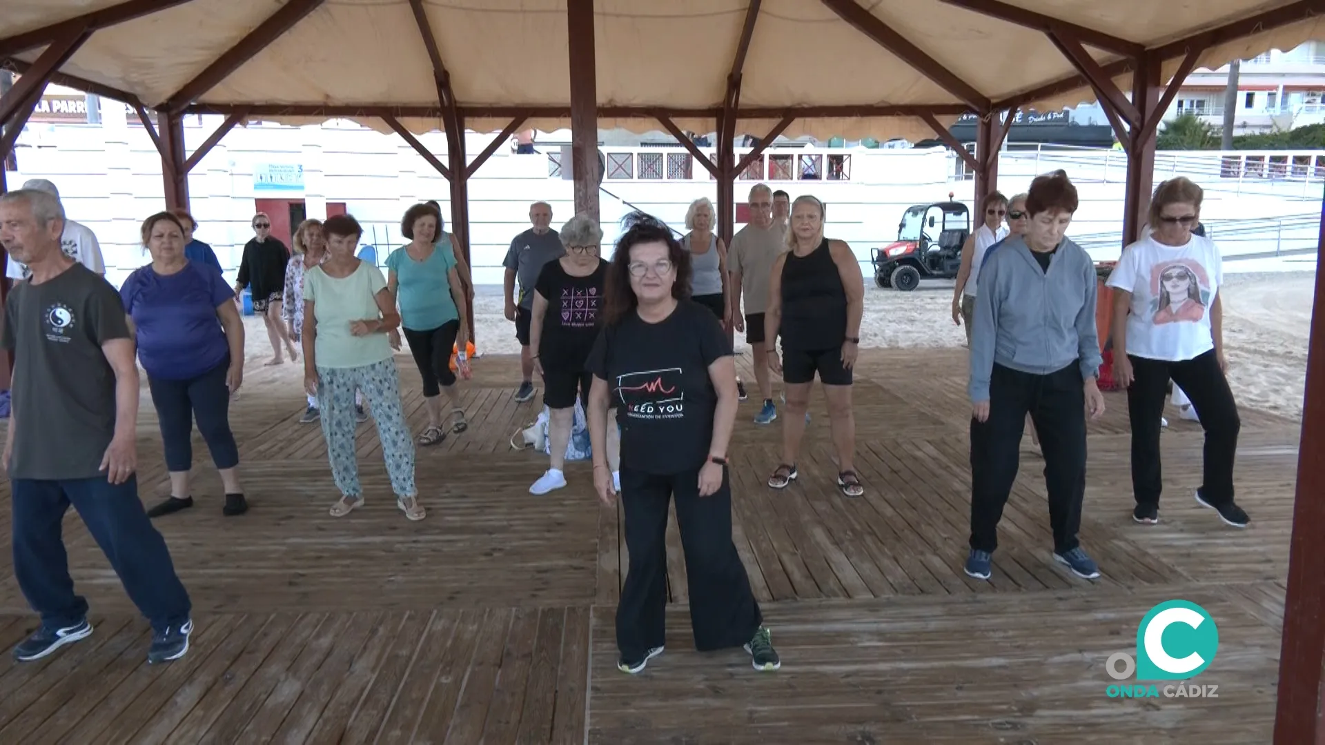 Una de las clases de Tai-Chi en la Playa Victoria 