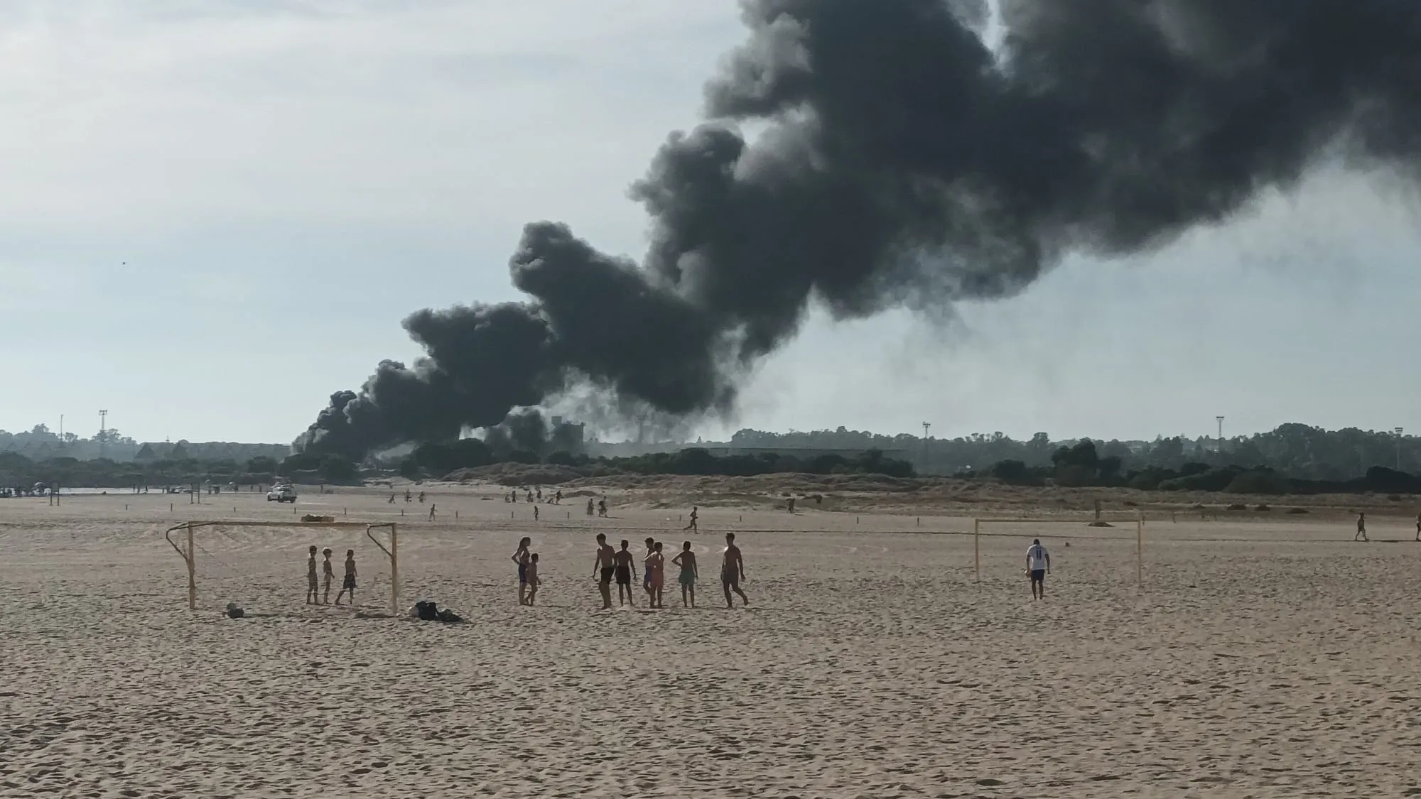  Las llamas han generado una columna de humo negro de gran altura.