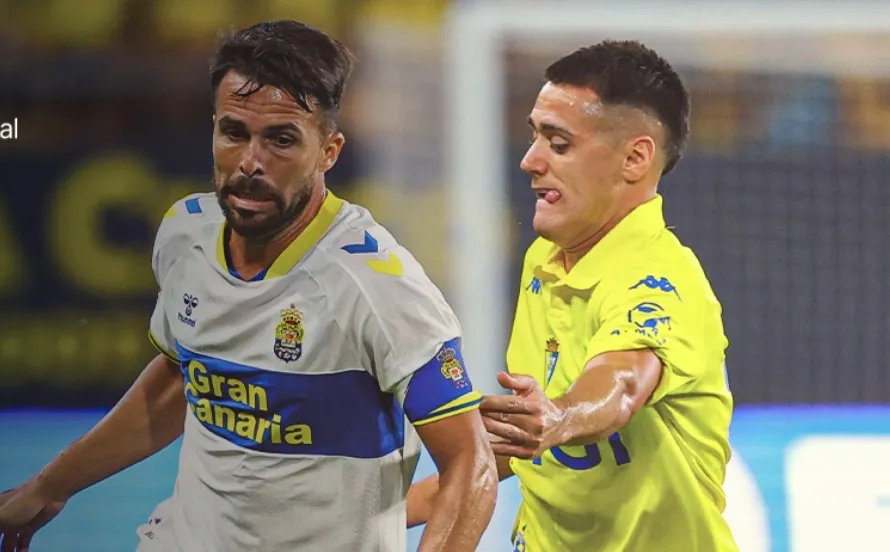 Izeta y Kirian en una acción del encuentro (Foto: UD Las Palmas)