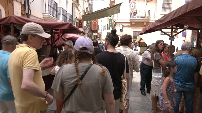 El mercado andalusí recibi un aluvión de público en la mañana del sábado.