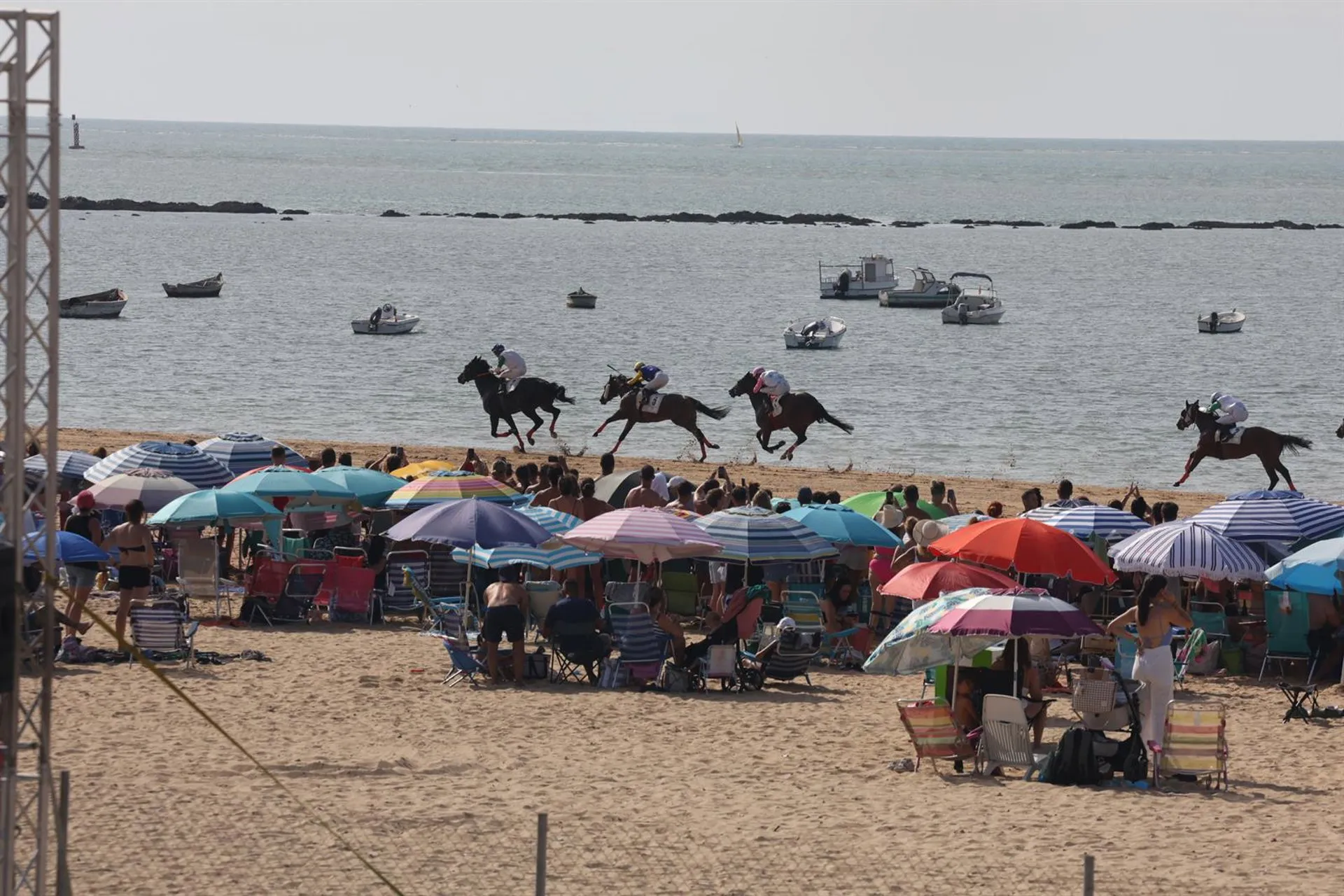 Las pruebas atraen a numeroso público en  la playa de la Pileta durante elverano