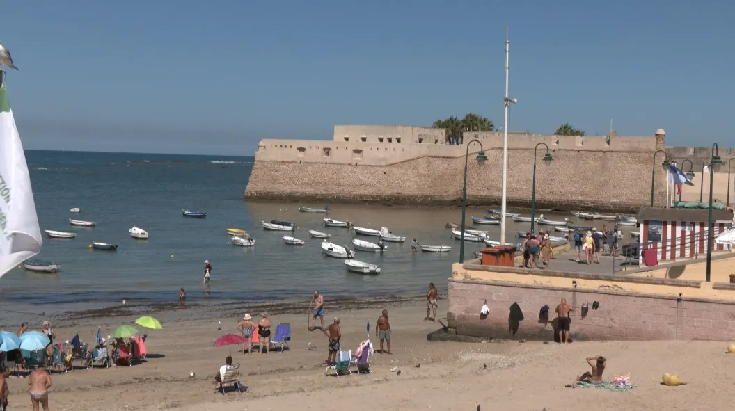 La playa de la Caleta y la Catedral son los enclaves turísticos que los gaditanos más recomiendan a los visitantes.