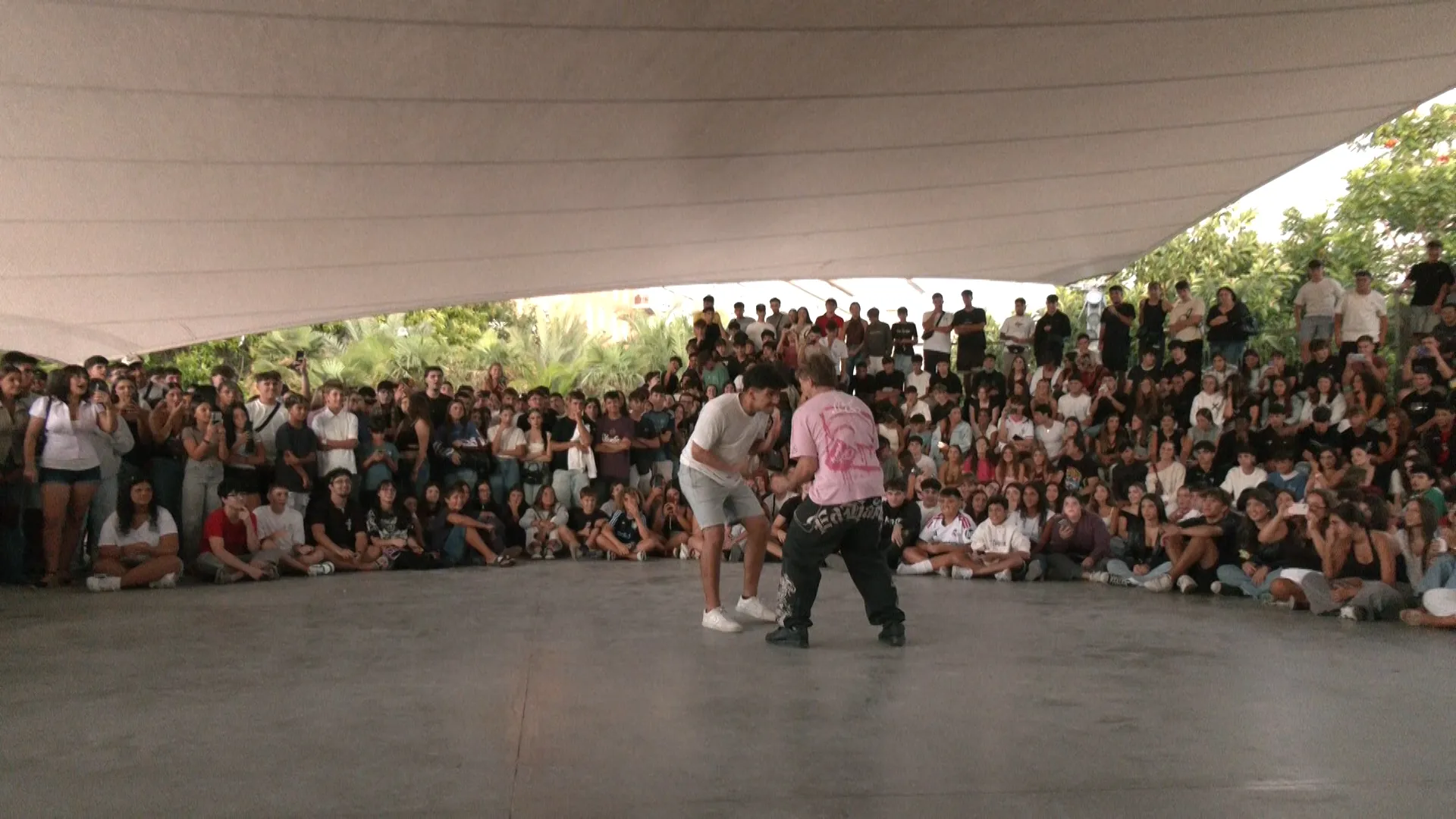 Batalla de famear aura en el Auditorio Costa Rica del Parque Celestino Mutis. 