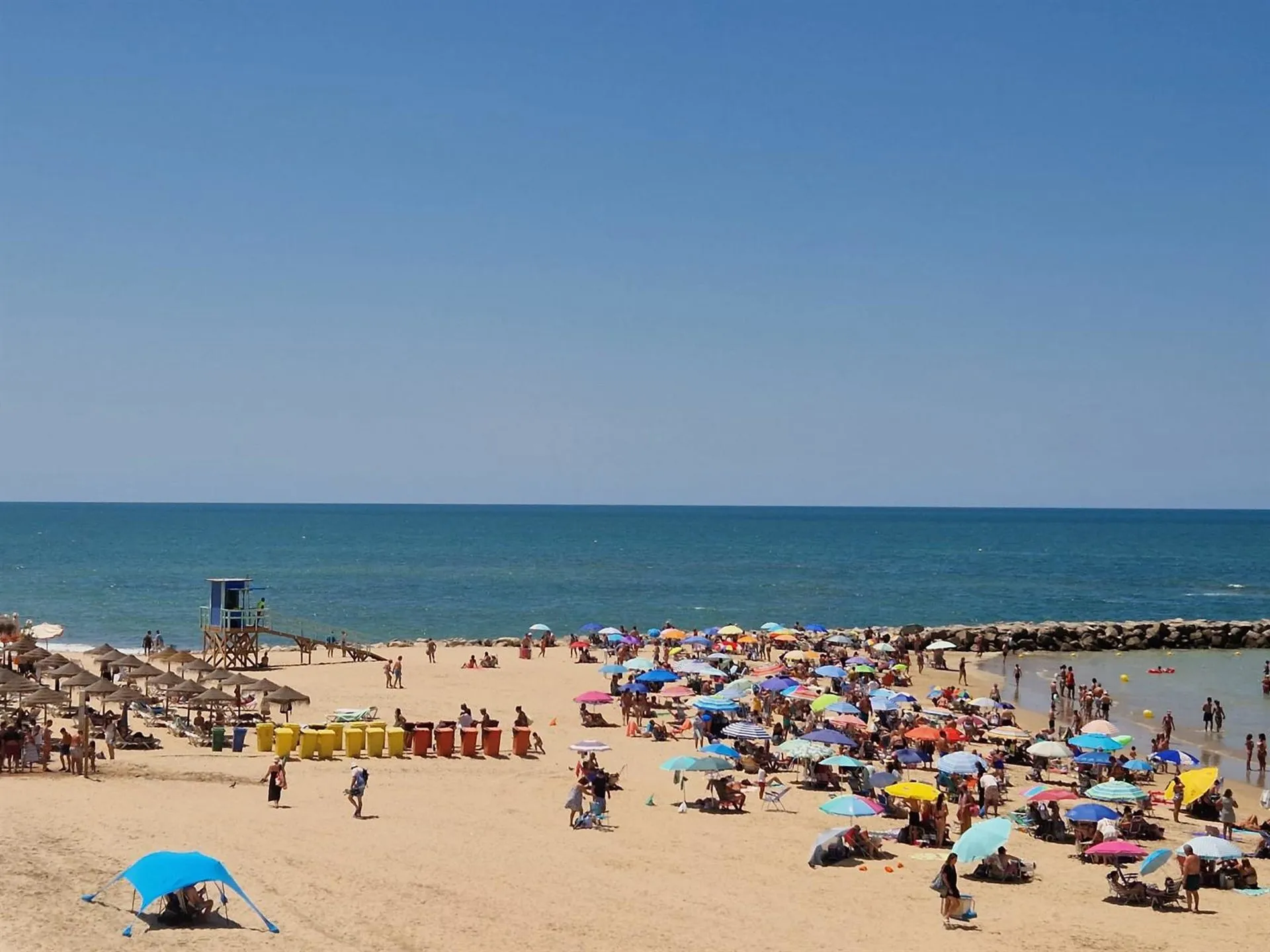 Imagen de una playa de Cádiz este verano.