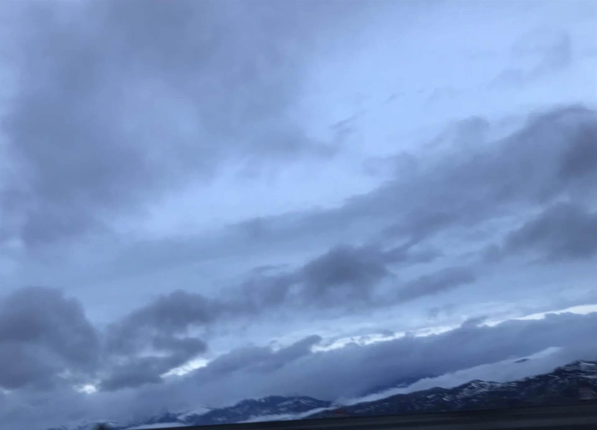 Nubes de tormenta y cielo oscuro en una imagen de archivo