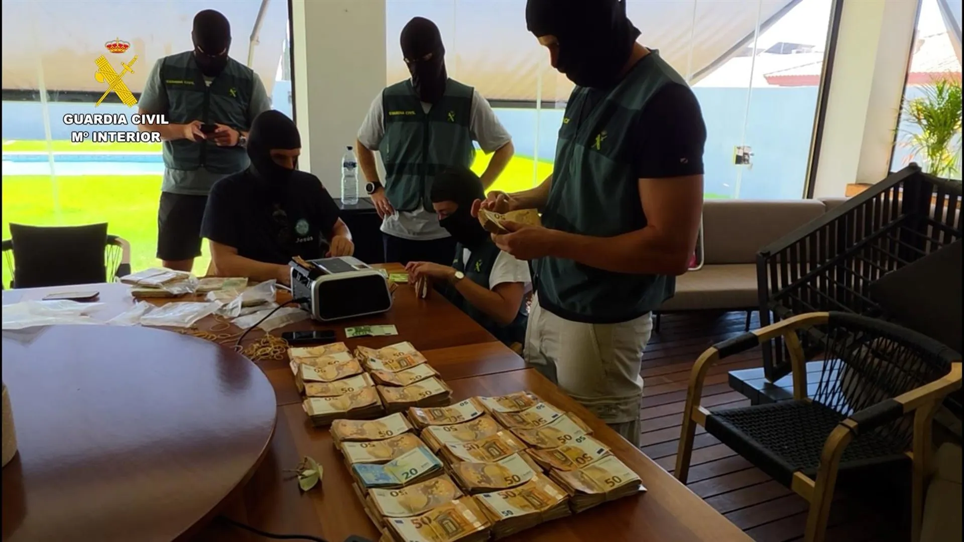 Agentes de la Guardia Civil durante uno de los registros