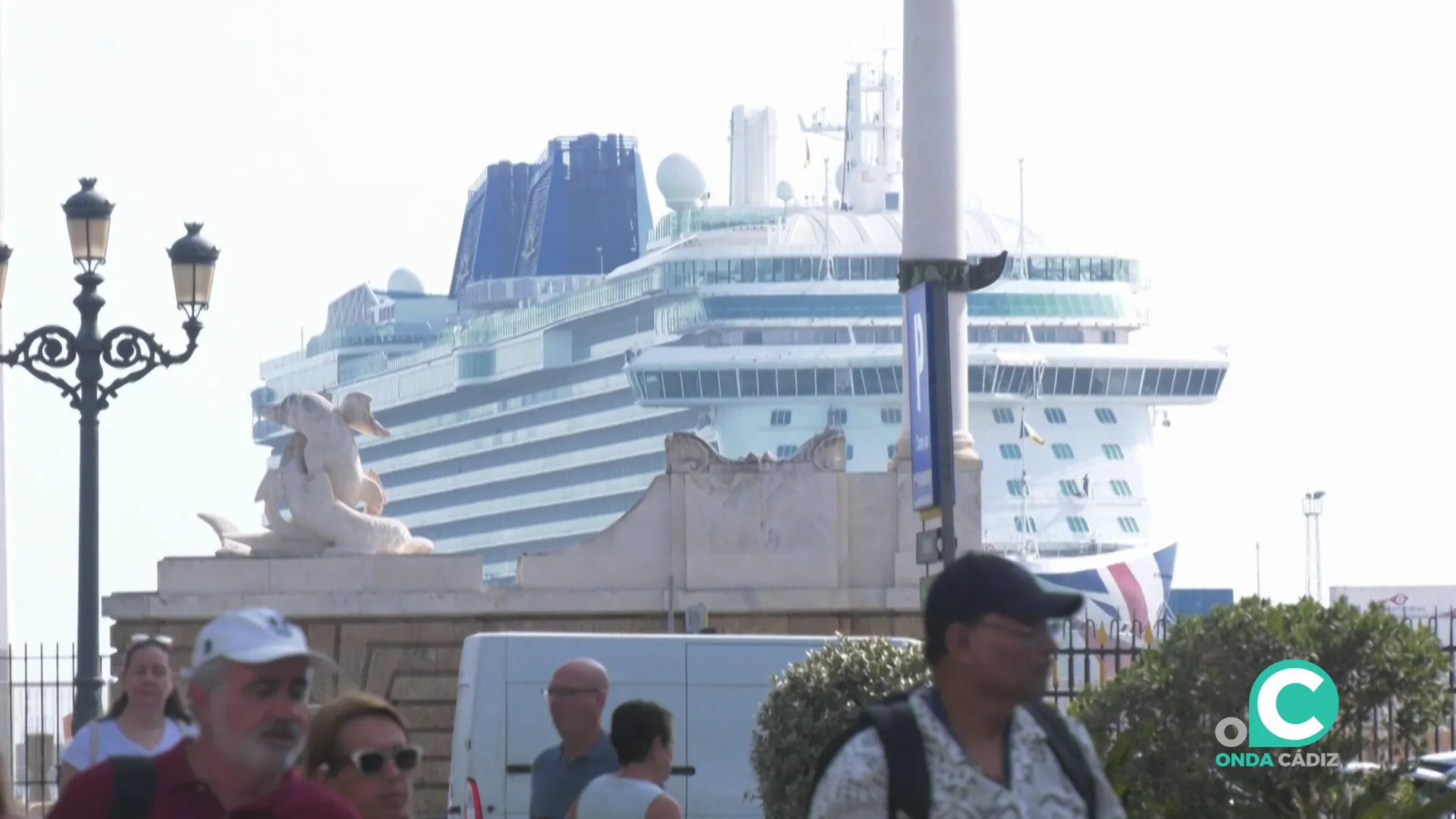 Vista de uno de los navios de pasajeros desde la plaza de San juan de Dios este lunes