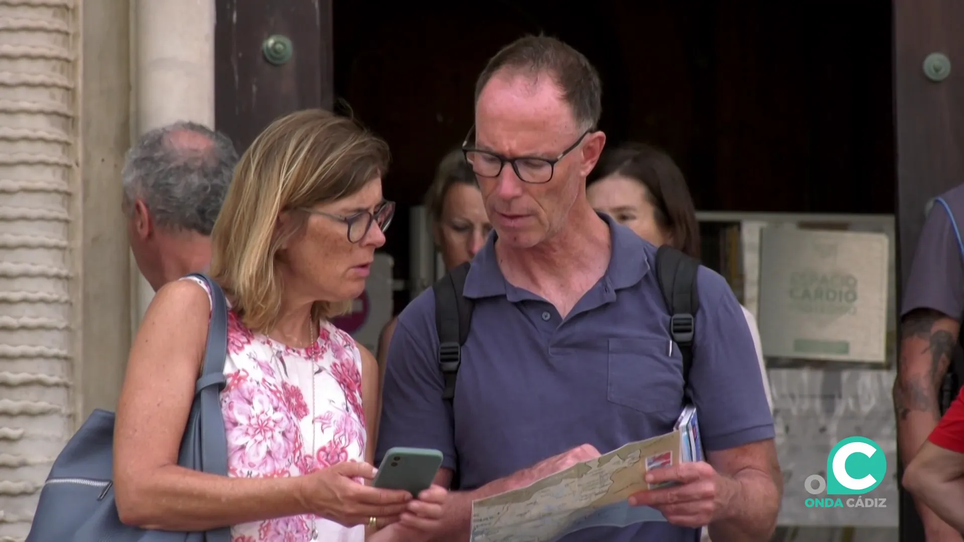 Una pareja de turistas consultan un mapa en el centro de la ciudad