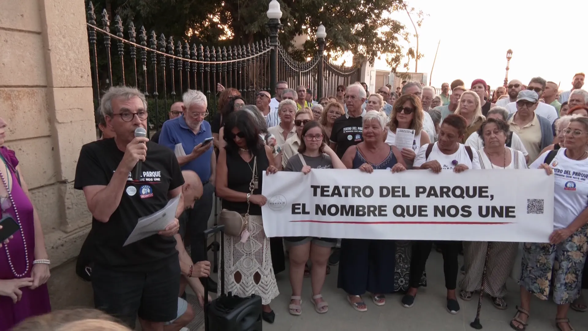 Un momento de la protesta a al entrada del parque Genovés