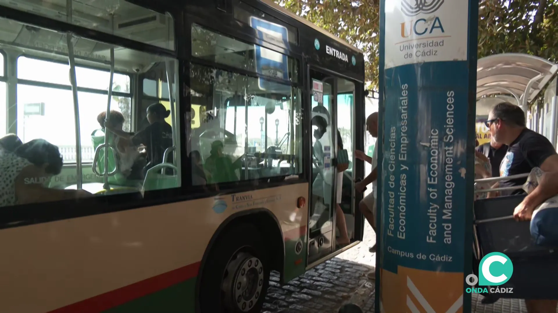 Pasajeros accediendo a uno de los vehículos en la parada de la facultad de empresariales