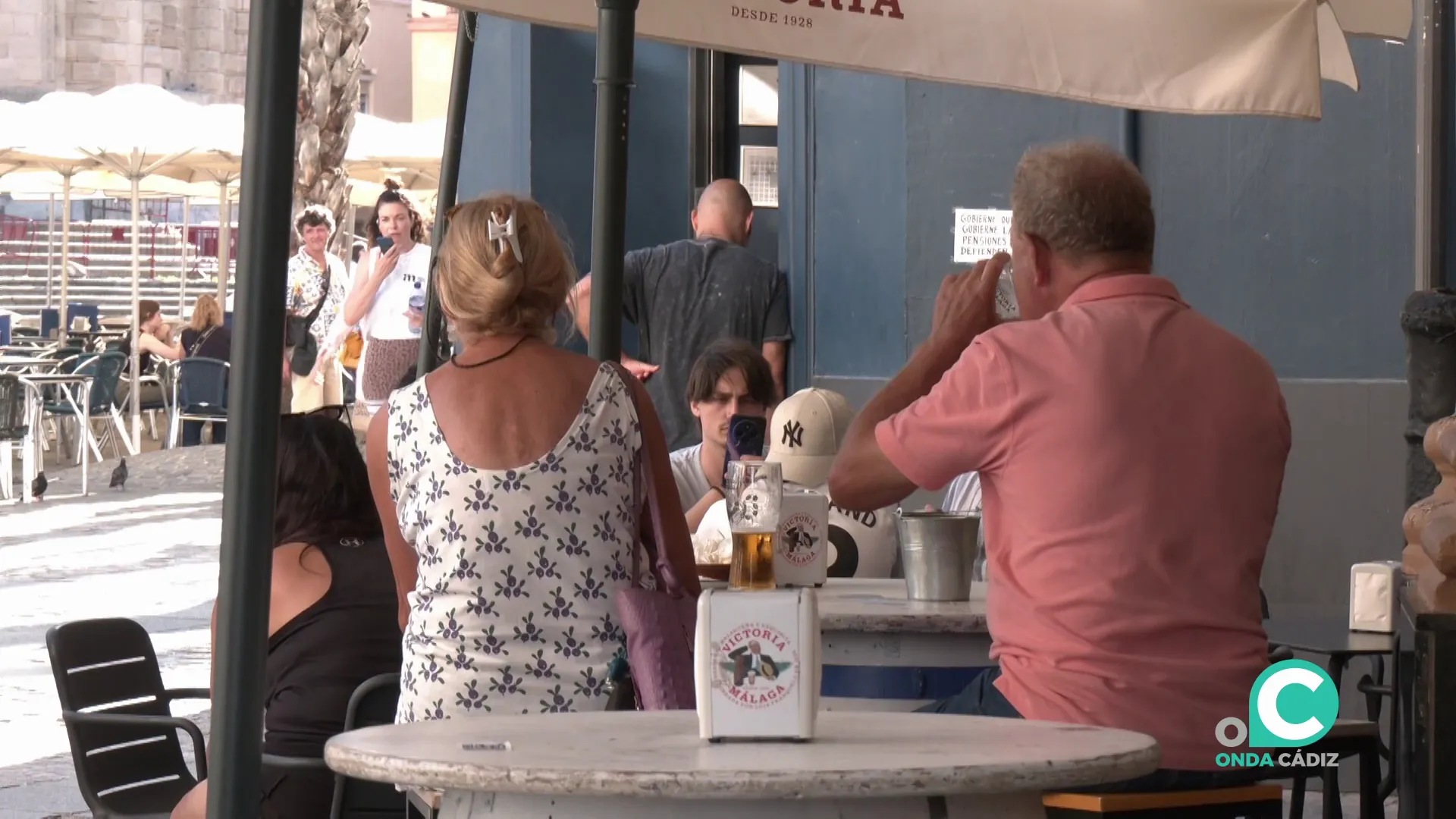 Turistas en una terraza de la plaza de la Catedral de la capital gaditana
